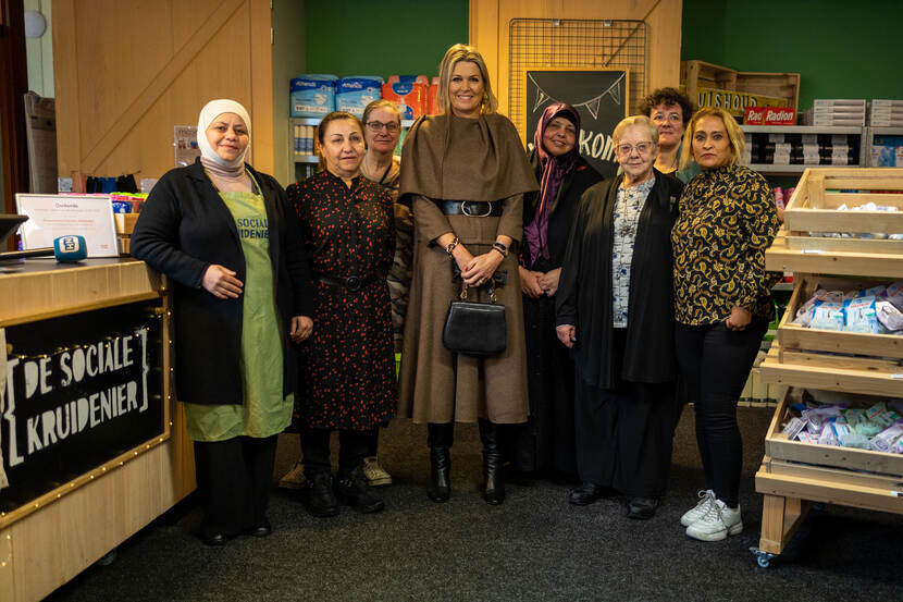 Koningin Máxima brengt een werkbezoek aan de Sociale Kruidenier in Amsterdam