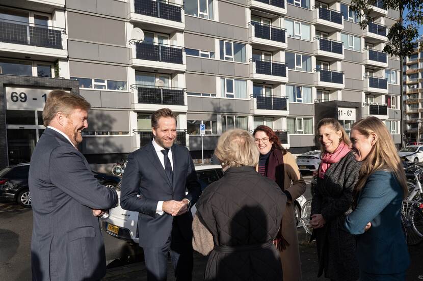 Koning Willem-Alexander en minister De Jonge voor Volkshuisvesting en Ruimtelijke Ordening spreken bewoners van de Utrechtse wijk Overvecht