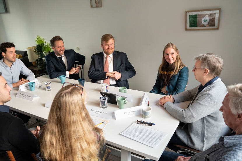Koning Willem-Alexander en minister De Jonge voor Volkshuisvesting en Ruimtelijke Ordening spreken bewoners van de Utrechtse wijk Overvecht