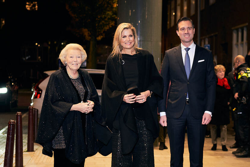 Koningin Máxima en Prinses Beatrix bij concert van Koninklijk Concertgebouworkest in Amsterdam