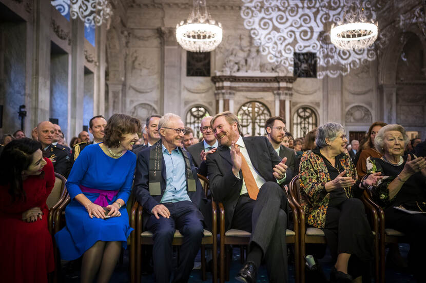 Koning Willem-Alexander reikt de Erasmusprijs uit aan de Israëlische schrijver David Grossman