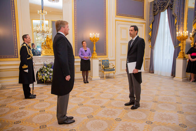 De ambassadeur van de Republiek Azerbaijan, Z.E. Rahman Mustafayev, overhandigt op Paleis Noordeinde zijn geloofsbrieven aan Koning Willem-Alexander