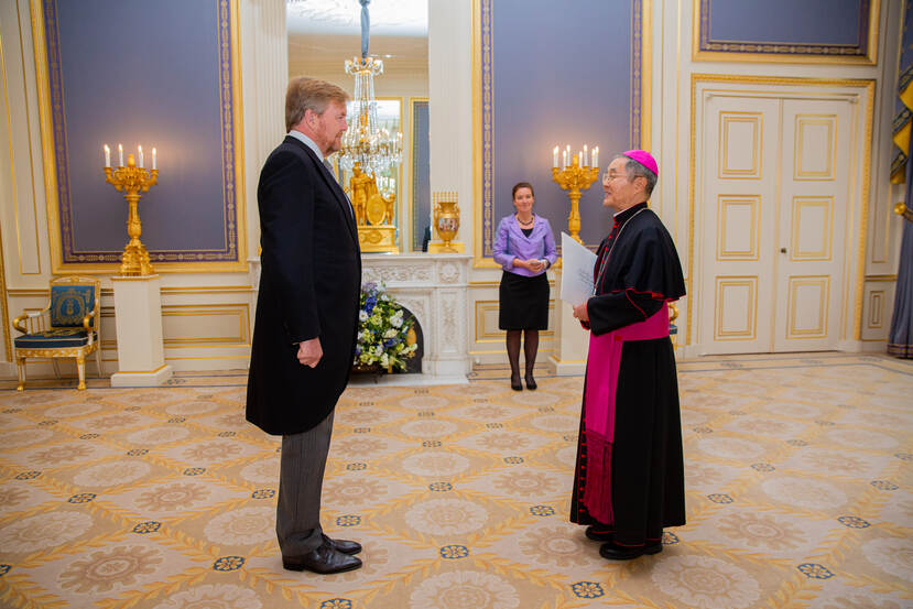 De ambassadeur van De Heilige Stoel, Z.E. Paul Tschang In-Nam, overhandigt op Paleis Noordeinde zijn geloofsbrieven aan Koning Willem-Alexander