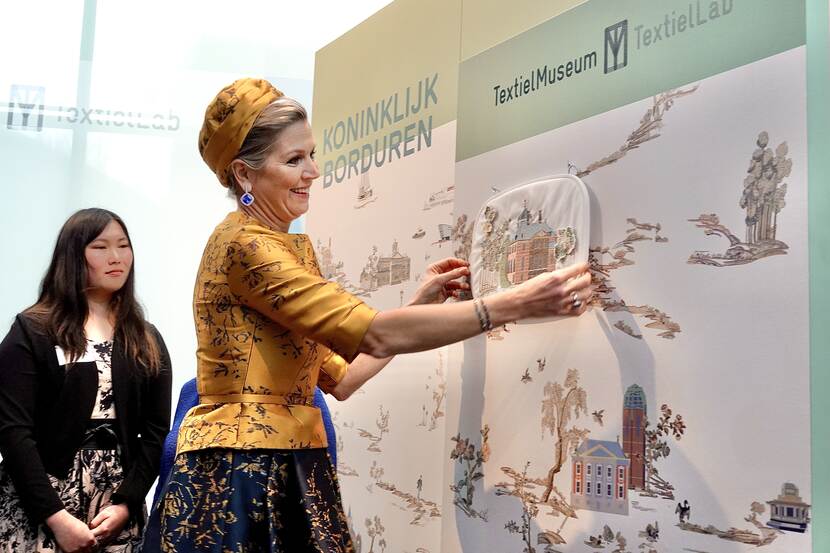 Koningin Máxima opent de tentoonstelling ‘Koninklijk borduren – verhalen en vakmanschap’ in het TextielMuseum in Tilburg