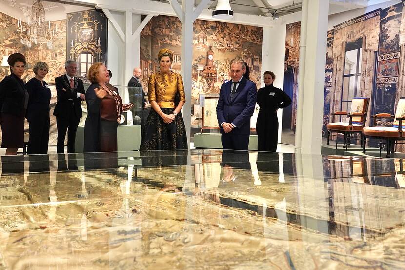 Koningin Máxima opent de tentoonstelling ‘Koninklijk borduren – verhalen en vakmanschap’ in het TextielMuseum