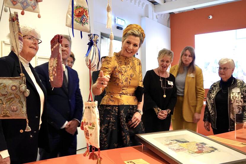 Koningin Máxima opent de tentoonstelling ‘Koninklijk borduren – verhalen en vakmanschap’ in het TextielMuseum