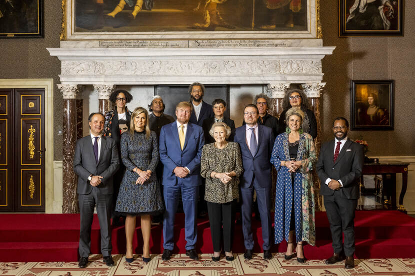 Koninklijke Familie en de prijswinnaars bij uitreiking Prins Claus Impact Awards 2022
