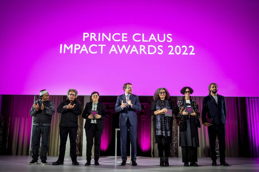 Prins Constantijn reikt Prins Claus Impact Awards 2022 uit aan Alves Lacerda Krenak, Hassan Darsi, María Medrano, May al-Ibrashy, Luis Manuel Otero Alcántara (Coco Fusco neemt in ontvangst) en Alain Gomis