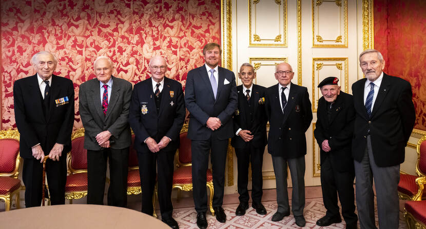 Koning Willem-Alexander spreekt op Paleis Noordeinde met een aantal Indië-veteranen
