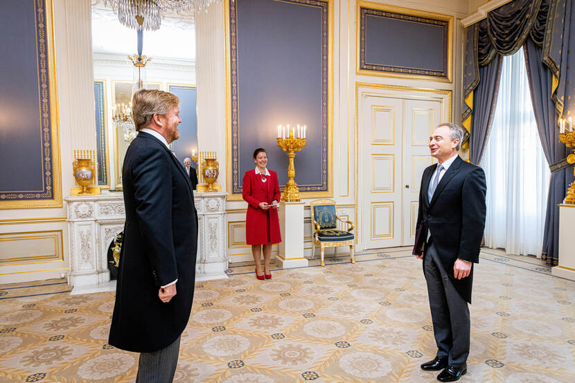 Ambassadeur van Moldavië Veaceslav Dobîndă biedt Koning Willem-Alexander zijn geloofsbrieven aan