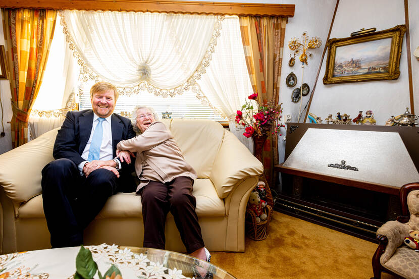 Koning Willem-Alexander brengt opnieuw een werkbezoek aan woonwagencentrum Beukbergen in Huis ter Heide