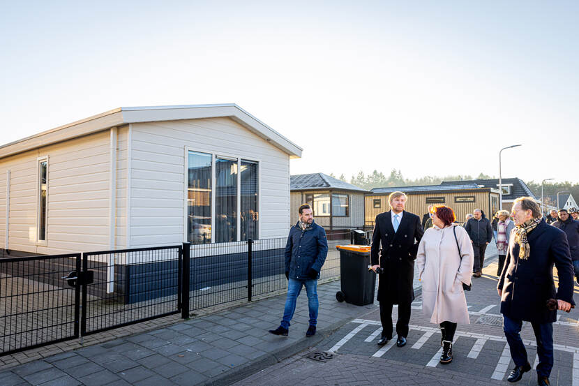Koning Willem-Alexander brengt een werkbezoek aan woonwagencentrum Beukbergen in Huis ter Heide