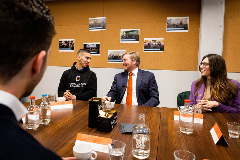 Koning Willem-Alexander brengt een bezoek aan Young Leaders Community