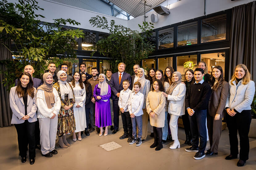 Koning Willem-Alexander brengt een bezoek aan Young Leaders Community