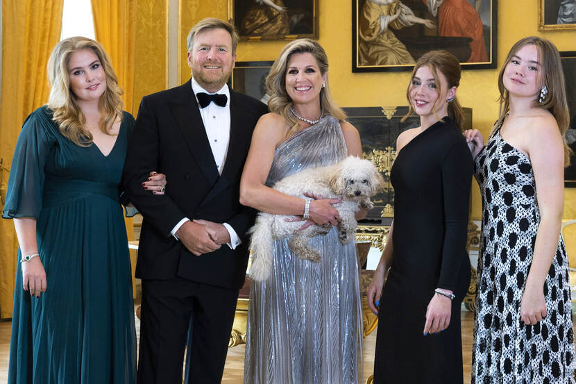 Foto van de kerstkaart 2022 van Koning Willem-Alexander, Koningin Máxima, de Prinses van Oranje, Prinses Alexia en Prinses Ariane