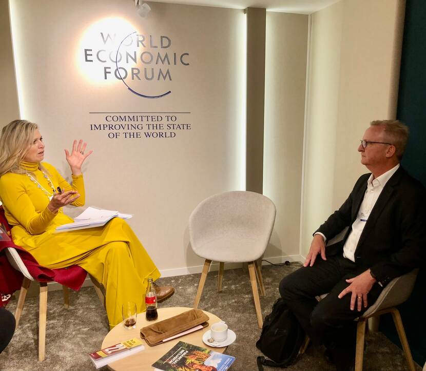 Koningin Máxima en Mike Brown van Nedbank bij World Economic Forum in Davos 2023