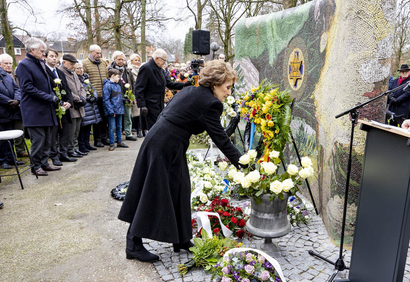 Prinses Margiet en prof mr Pieter Van Vollenhoven bij herdenking Apeldoornsche Bosch