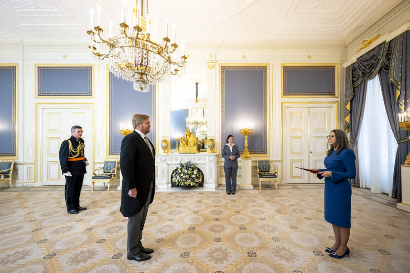 De ambassadeur van Colombia, H.E. Diana Carolina Olarte Bácares, overhandigt haar geloofsbrieven aan Koning Willem-Alexander