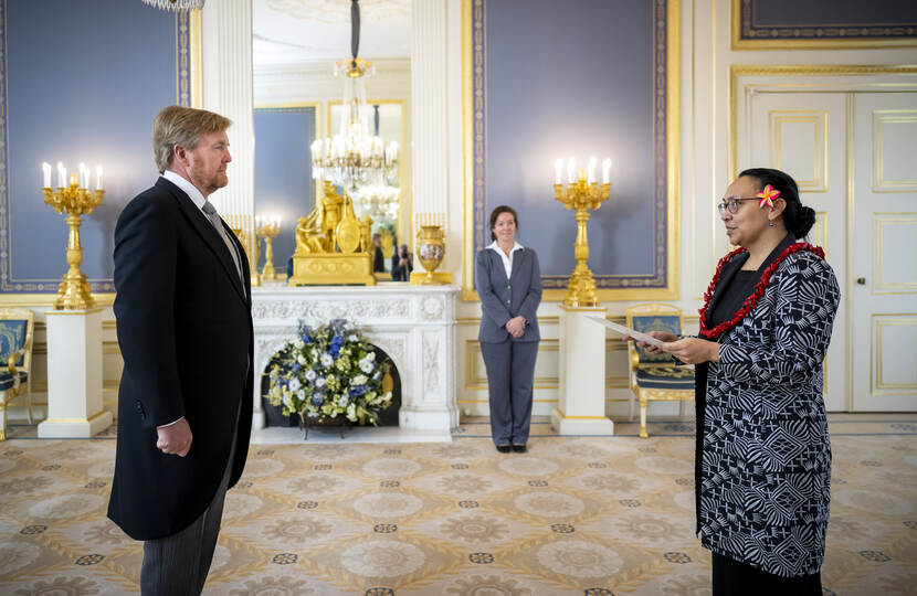 De ambassadeur van Samoa, Francella Maureen Strickland, overhandigt haar geloofsbrieven aan Koning Willem-Alexander