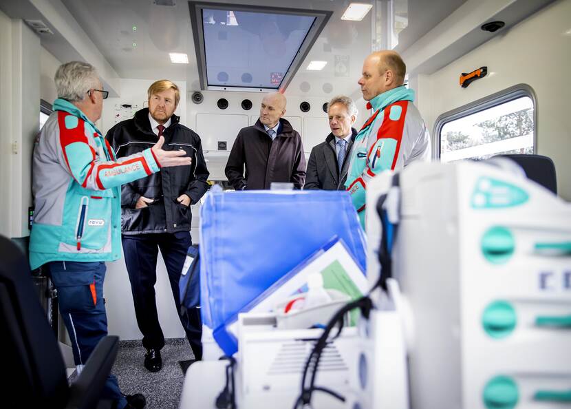 Koning Willem-Alexander en minister Kuipers van VWS brengen een werkbezoek aan Zorg Coördinatie Centrum in Zeist