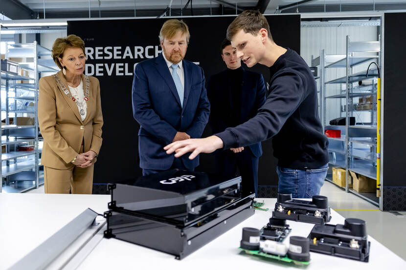 Koning Willem-Alexander krijgt een rondleiding door de nieuwe batterijfabriek van ELEO op de Automotive Campus in Helmond