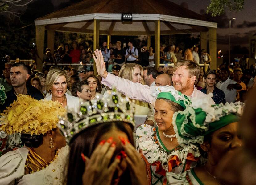 Koning Willem-Alexander, Koningin Máxima en de Prinses van Oranje bezoeken de culturele markt Taste of Bonaire