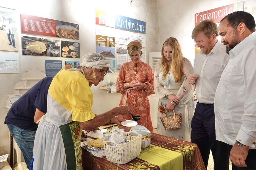 Koning Willem-Alexander, Koningin Máxima en de Prinses van Oranje bij het culturele evenement Nos Zjilea in het Cultural Park Mangazina