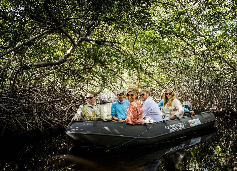 Koning Willem-Alexander, Koningin Máxima en de Prinses van Oranje maken een boottocht door het mangrovegebied van Bonaire