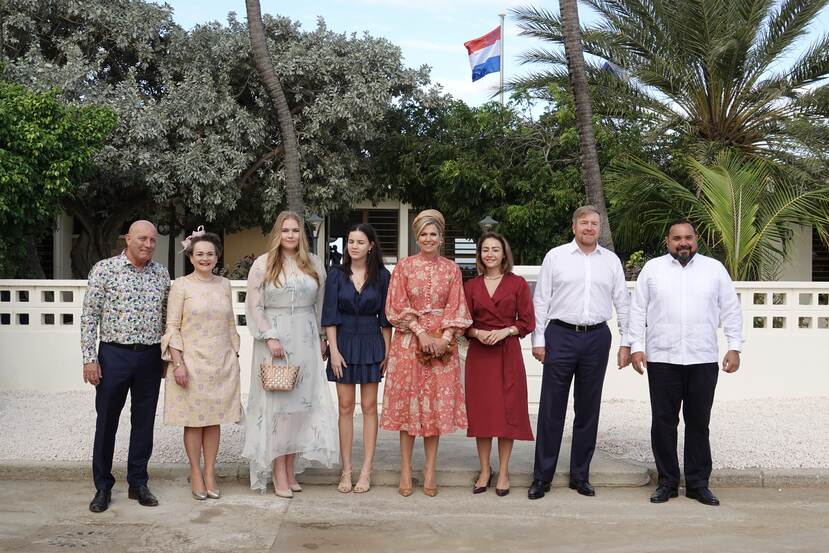 Koning Willem-Alexander, Koningin Máxima en de Prinses van Oranje worden ontvangen door gezaghebber Edison Rijna in zijn ambtswoning in Kralendijk