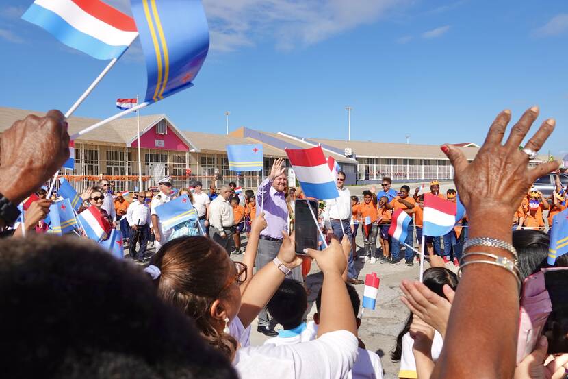 Inwoners San Nicolas Aruba zwaaien naar Koning Willem-Alexander