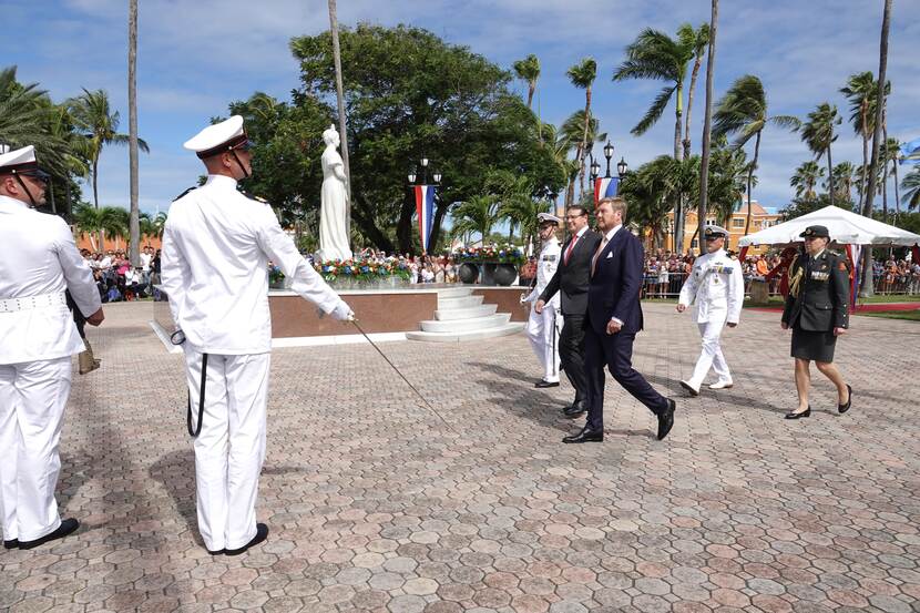 Koning Willem-Alexander inspecteert de erewacht tijdens welkomstceremonie op Aruba
