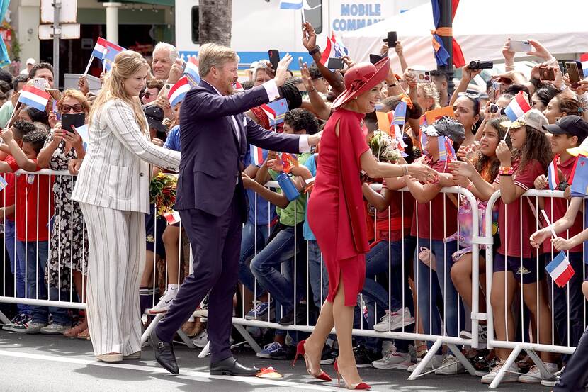Koning Willem-Alexander, Koningin Máxima en de Prinses van Oranje begroeten publiek op Aruba