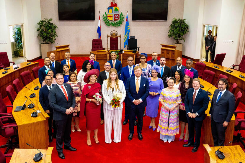 Koning Willem-Alexander, Koningin Máxima en de Prinses van Oranje bij het parlement de Staten van Aruba