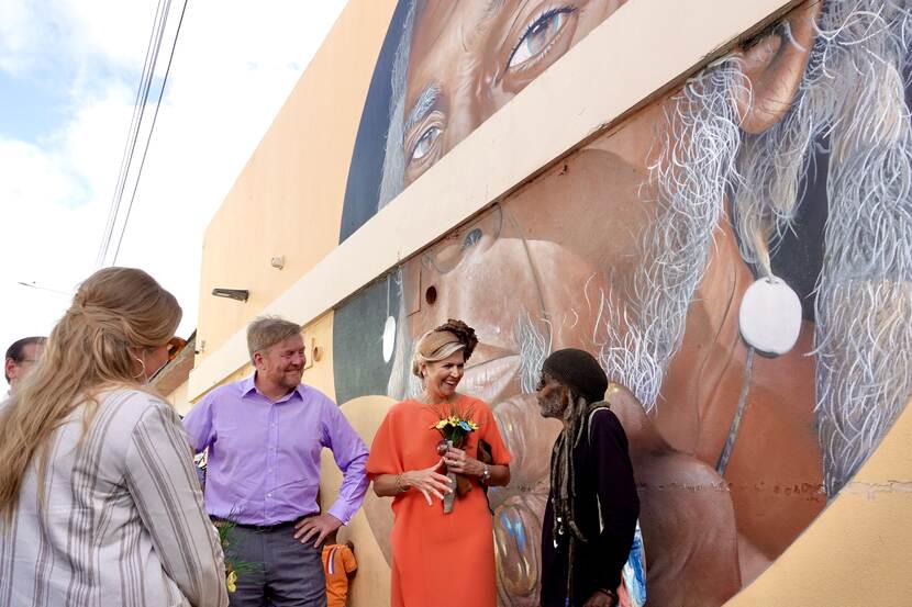 Koning Willem-Alexander, Koningin Máxima en de Prinses van Oranje bij een muurschildering in San Nicolas in Aruba