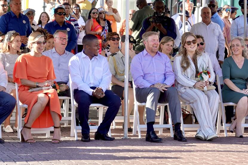 Koning Willem-Alexander, Koningin Máxima en de Prinses van Oranje bij optreden in San Nicolas in Aruba