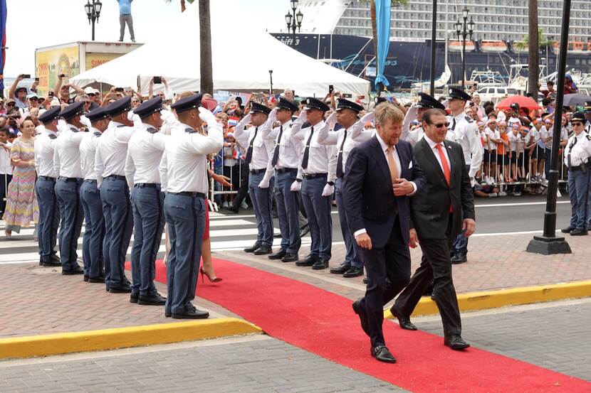 Koning Willem-Alexander wandelt naar de Cocolishi op Aruba