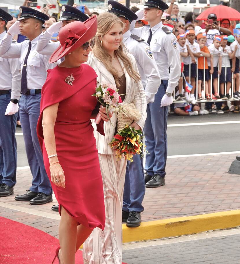 Koningin Máxima en de Prinses van Oranje wandelen naar de Cocolishi op Aruba
