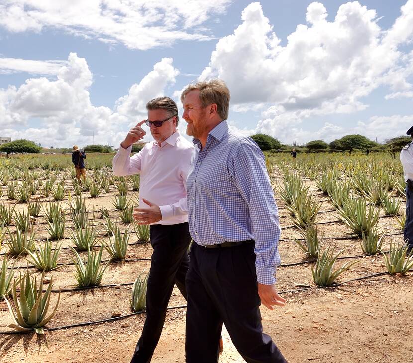 Koning Willem-Alexander krijgt een rondleiding bij Koninklijke Aruba Aloë