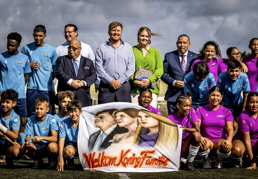 Koning Willem-Alexander Prinses van Oranje bezoeken voetbal academy in Aruba