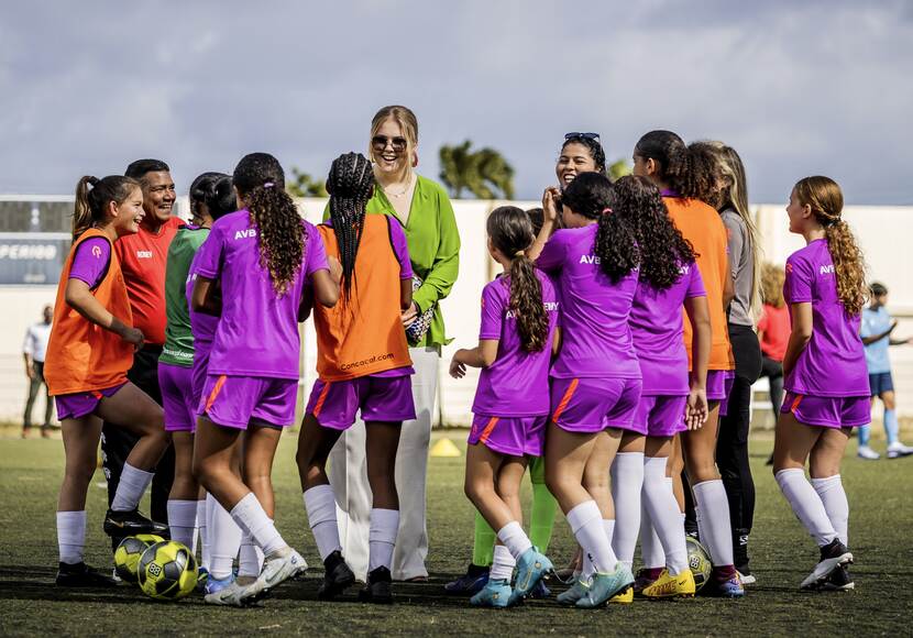 Prinses van Oranje en jongeren voetbal academy Aruba