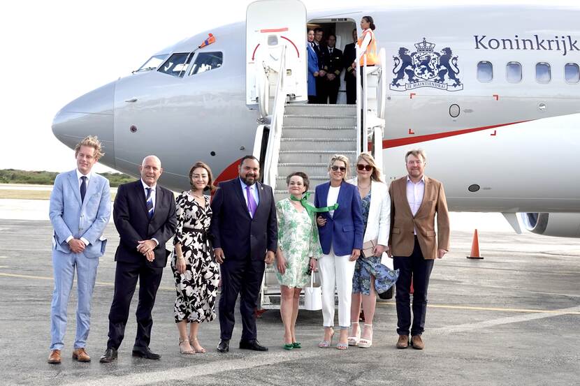 Gezaghebber Edison Rijna van Bonaire begroet Koning Willem-Alexander, Koningin Máxima en de Prinses van Oranje op het vliegveld