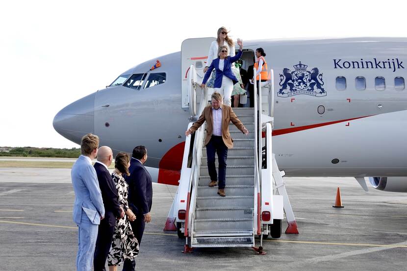 Koning Willem-Alexander, Koningin Máxima en de Prinses van Oranje komen aan op het vliegveld van Bonaire