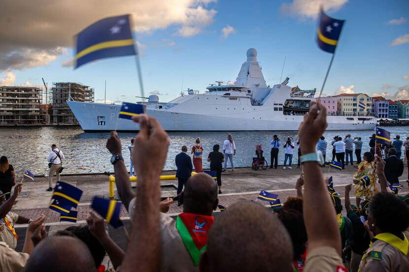 Stationsschip Zr.Ms. Holland arriveert in Curaçao met het Koninklijk gezelschap aan boord
