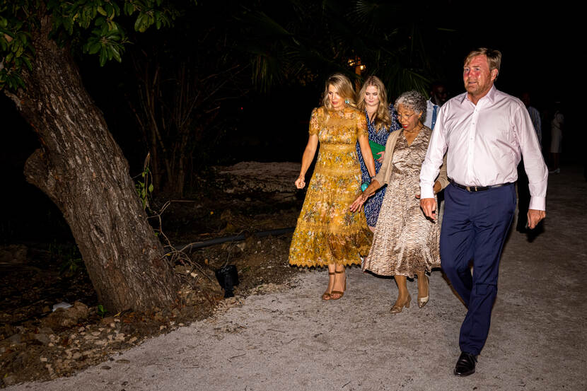Koning Willem-Alexander, Koningin Máxima en Prinses van Oranje bij diner 21 jaar huwelijk op Curacao