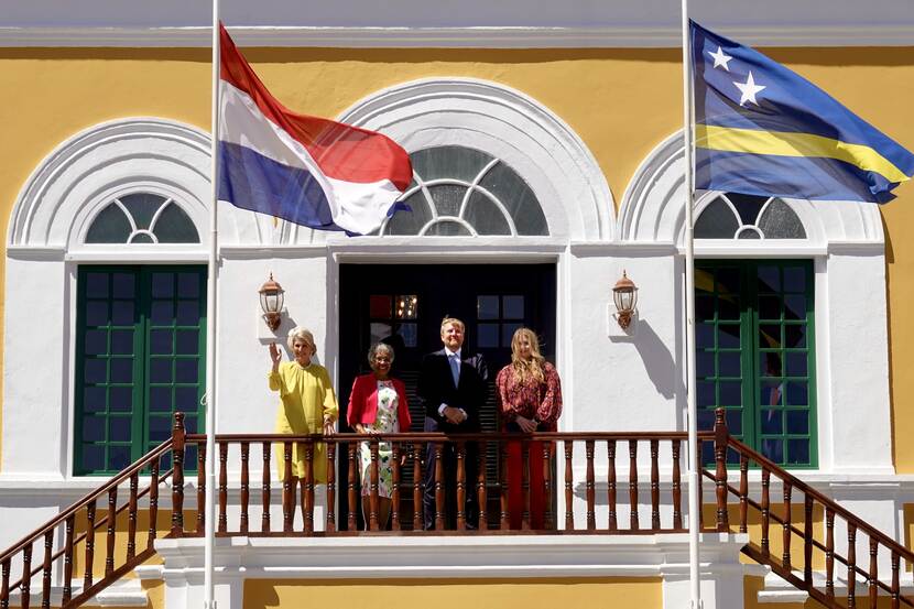 Koning Willem-Alexander, Koningin Máxima en de Prinses van Oranje voor het Gouvernementspaleis in Curacao