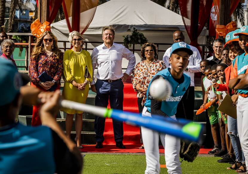 Koning Willem-Alexander, Koningin Máxima en de Prinses van Oranje bekijken een sportwedstrijd van kinderen op het Briónplein in Curacao