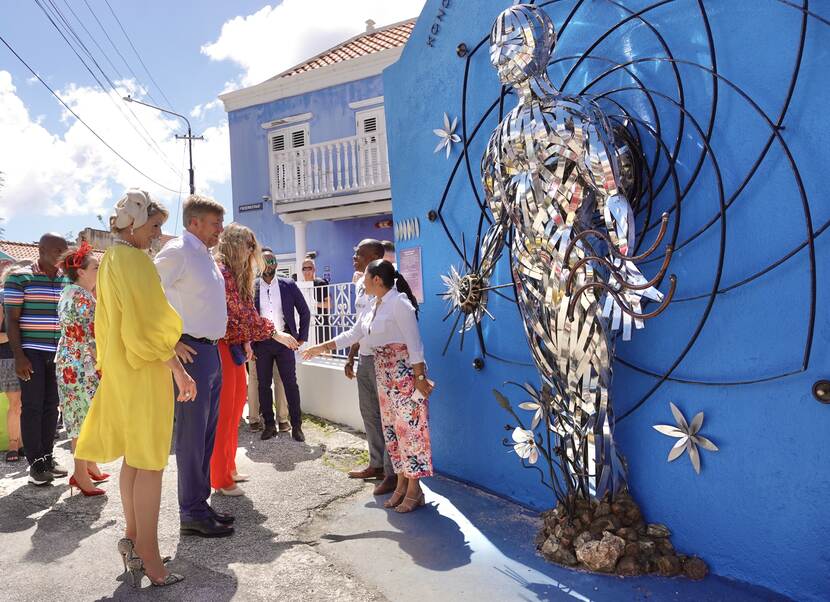 Koning Willem-Alexander, Koningin Máxima en Prinses van Oranje spreken bewoners en kunstenaars in Otrobanda Curacao