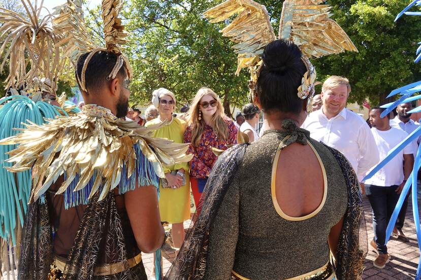 Koning Willem-Alexander, Koningin Máxima en de Prinses van Oranje spreken dansers in Willemstad Curacao