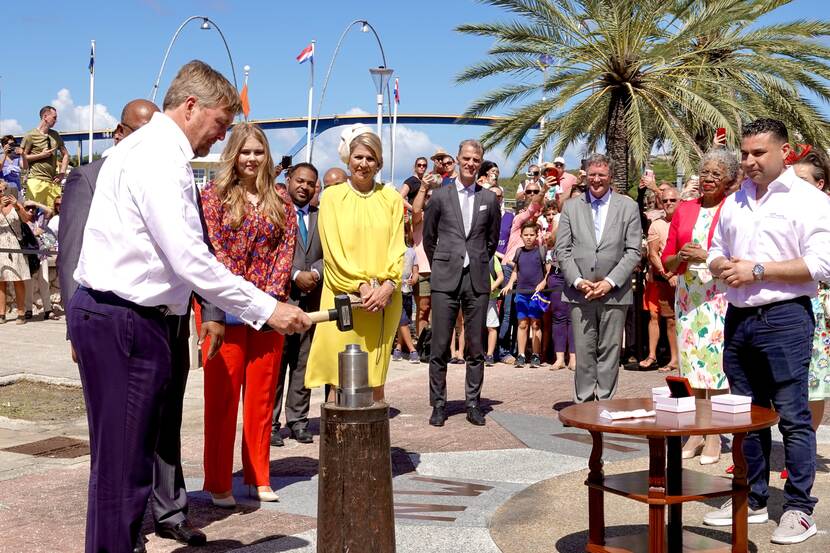 Koning Willem-Alexander slaat munt 25 jaar Willemstad Curacao UNESCO Werelderfgoed