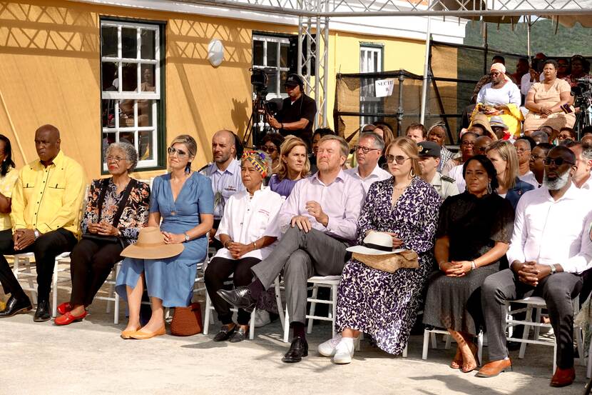 Koning Willem-Alexander, Koningin Máxima en de Prinses van Oranje bekijken voorstelling over Tula